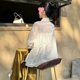 慵懒复古白色长袖防晒衬衫女夏季薄款设计感拼接蕾丝宽松气质上衣