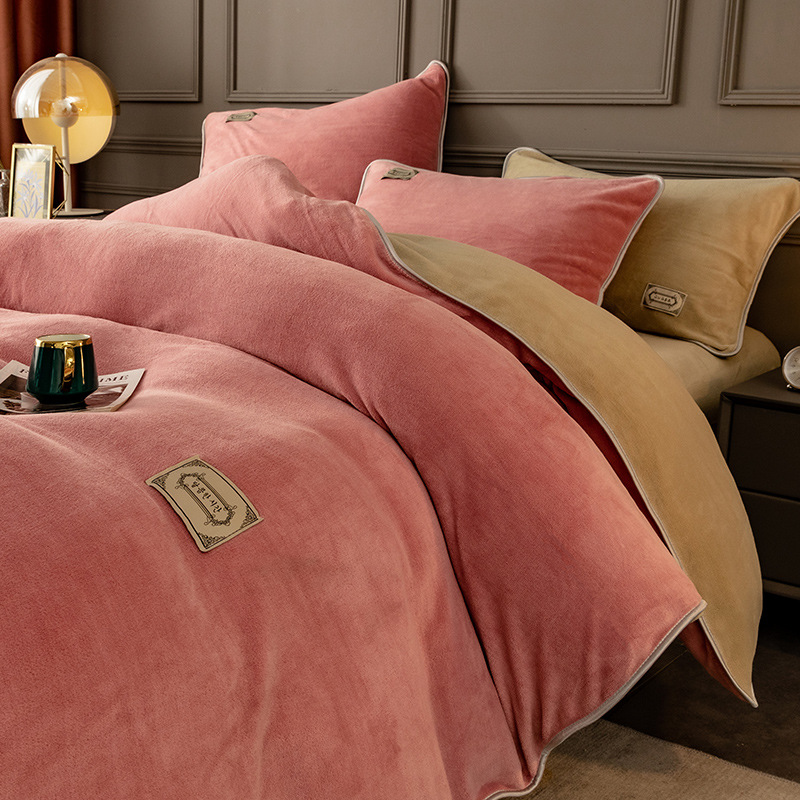 Alta sensación de cama de terciopelo de leche cuatro piezas con sábanas de terciopelo de coral de brida en otoño y invierno con un conjunto de terciopelo de tres piezas