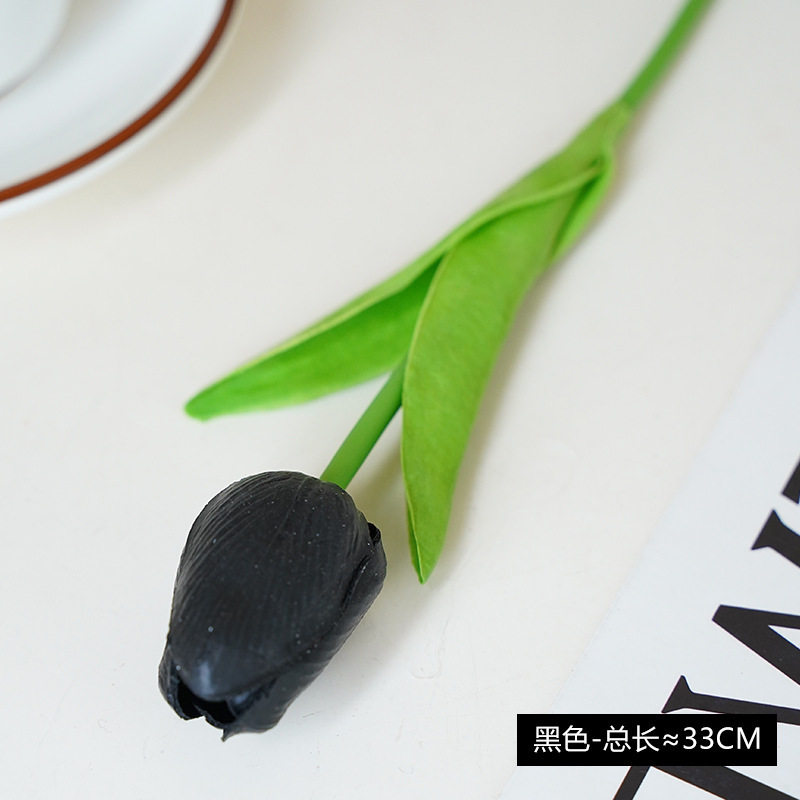 国境を越えたアマゾンpuはチューリップの花をシミュレートして、絹の花の偽の花の結婚祝いの家庭用品の北欧の装飾品を手に持っている|undefined