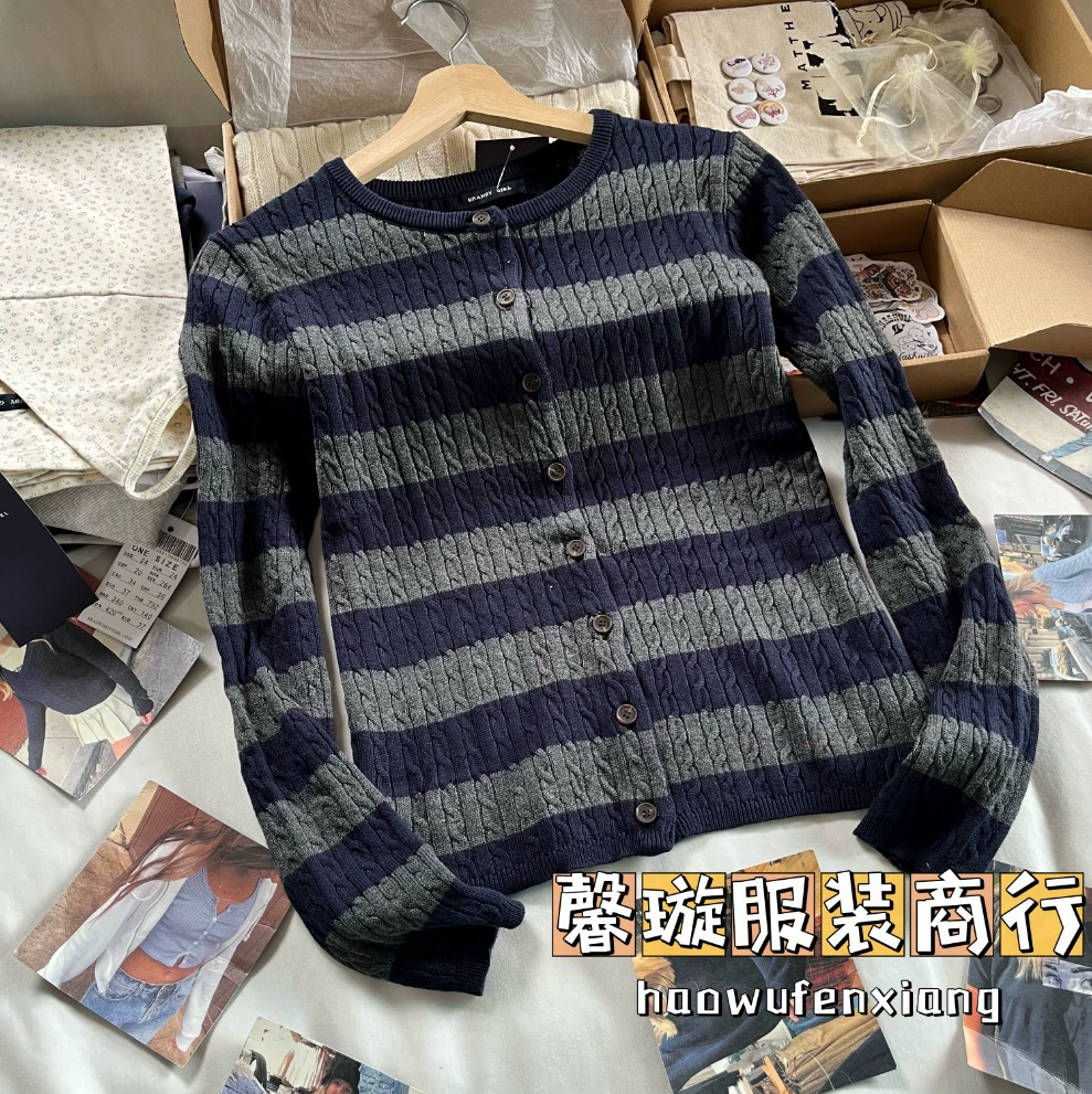 Кардиган-свитер, slim fit, белый пин с косичкой/косой детали, один размер, изделие из вязаного узором трикотажа