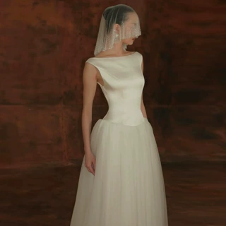 法式缎面轻婚纱小个子蓬蓬新娘白色无袖订婚礼服网纱拼接日常领证