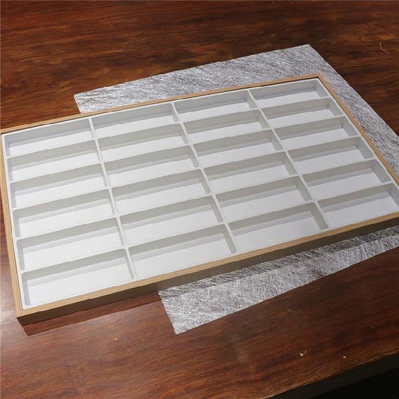 스물네 개의 흰색 정사각형