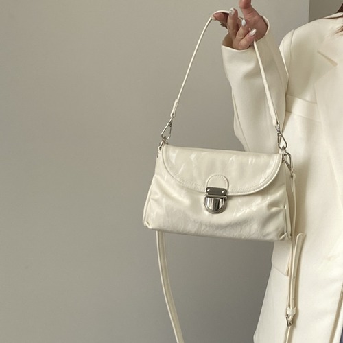 Internet celebrity model 2024 niche design new women's bag lock buckle soft leather versatile armpit single shoulder portable crossbody small bag