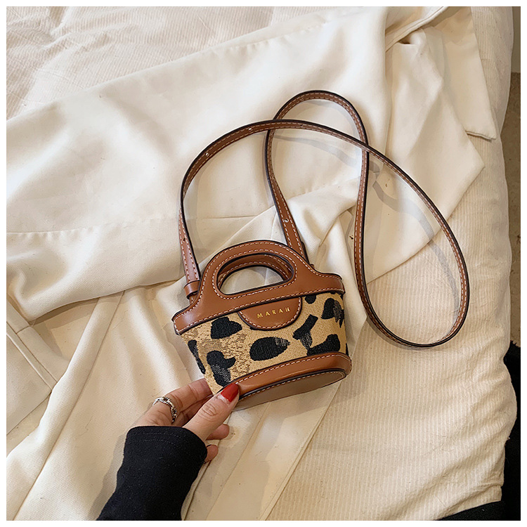 다크 브라운 레오파드 무늬