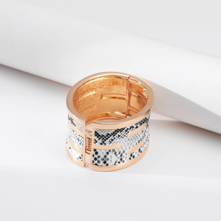 fashion snake pattern open bracelet