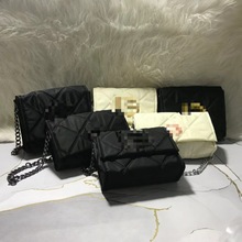 纯色风尚西班牙字母点缀尼龙女士休闲单肩斜挎包