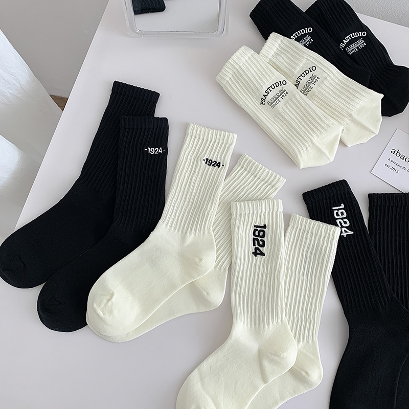 Medias calcetines mujeres primavera y otoño calcetines deportivas blancas y negras bordadas 1924 calcetines de moda calcetines letras de pila calcetines Zhuhai