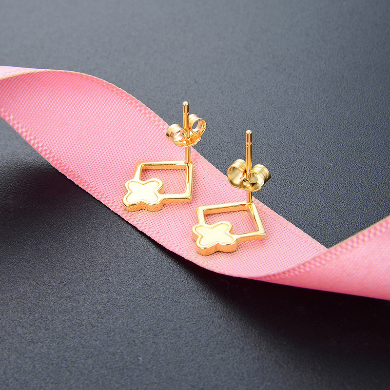 Europa y los Estados Unidos diamante cuatro hojas pendientes mujeres S925 plata esterlina chapado en oro ligero lujo personalidad nicho joyería en vivo suministro