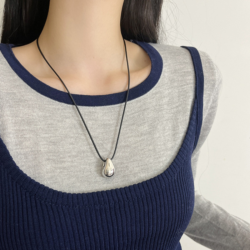 コールドスタイルのシルバーのブラッシュド加工ドロップペンダントネックレス、女性向け、ニッチなライトラグジュアリー、高級感、ロングタイプ、秋冬のセーターチェーンに万能|undefined