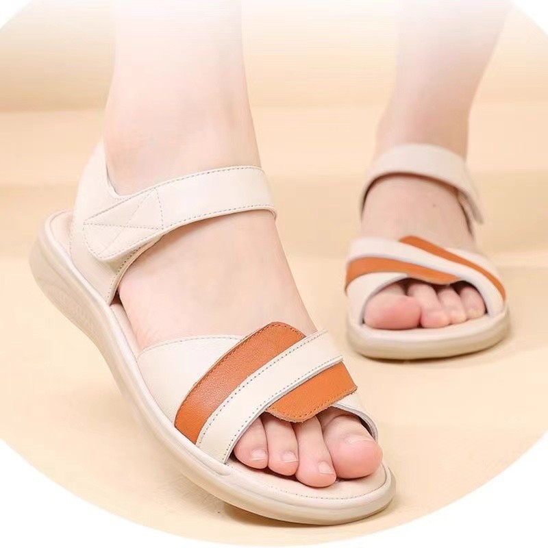 2026 sandalias de verano suaves con suela blanda zapatos de mediana edad con colores casuales velcro sandálias de playa planas