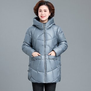 中年のお母さんの冬の羽毛の綿服の中の長さは肥えています。|undefined