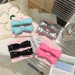 おしゃれな立体蝶結びのヘアピンは皮のスポンジのサイドに似せて前髪を挟みます。