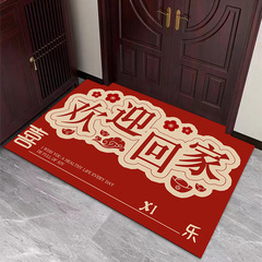 玄関には赤いお祝いの家の玄関マットがあります。
