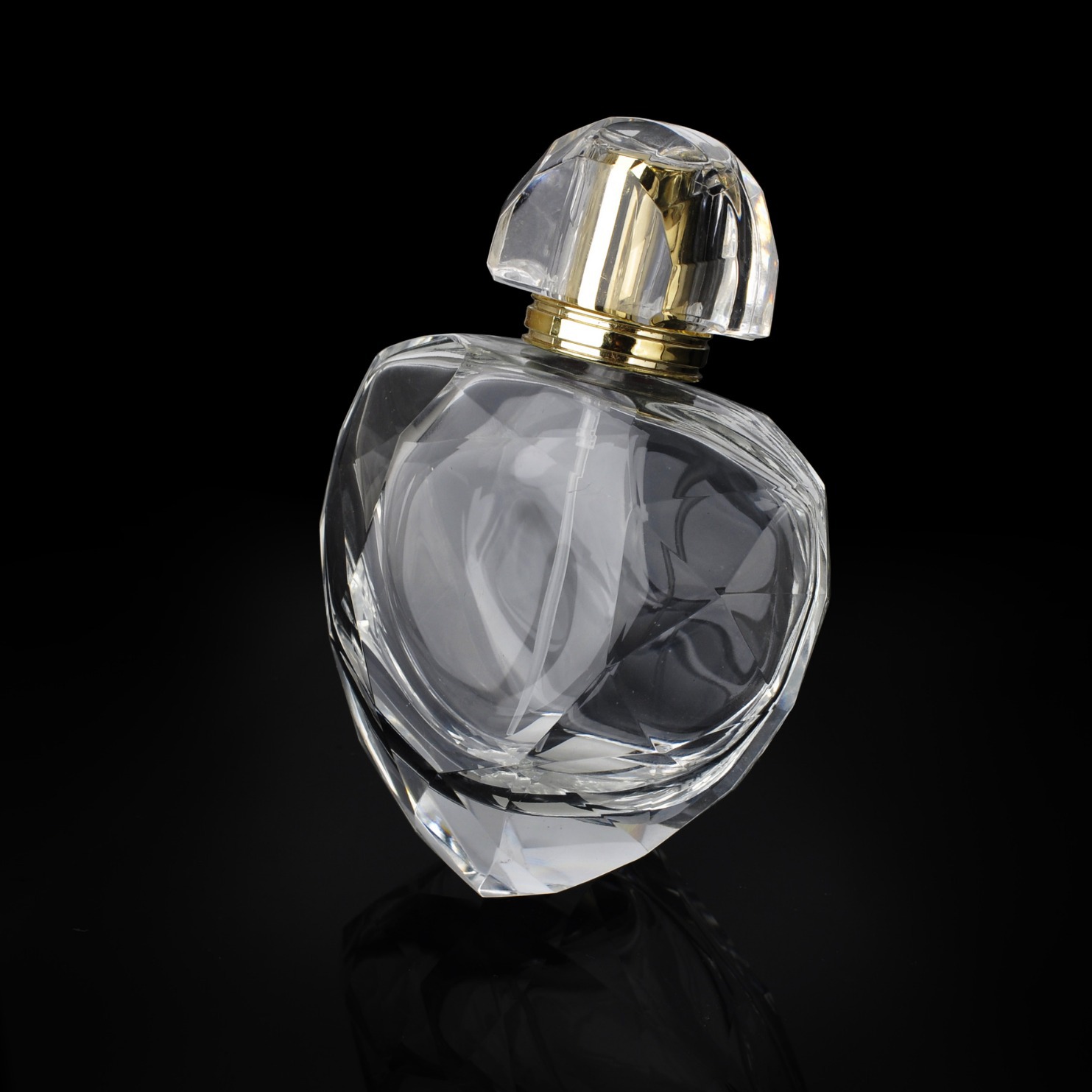 Botella de perfume pulida de cristal de alta gama de 75 ml con tapa y pulverizador de aleación plástica, personalizable con logotipo, con forma de corazón de moda.