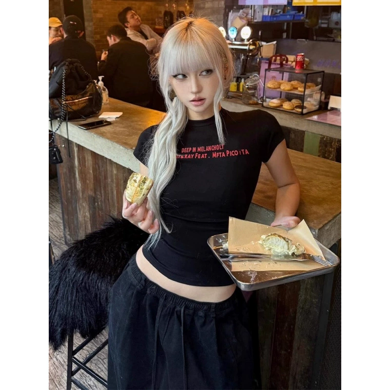 [210 г, 40 шт., тонкий хлопок 1*1] Женская летняя футболка с короткими рукавами и американским буквенным принтом, короткий топ с круглым вырезом и правым плечом