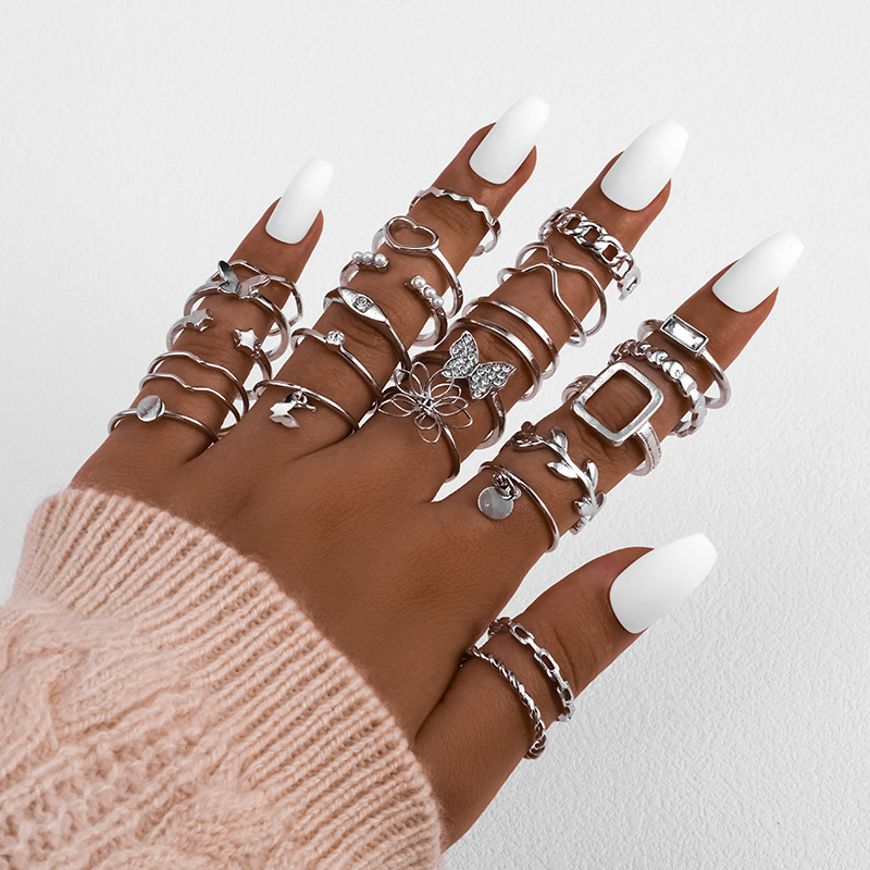 Sprankelende ring voor dames, vervaardigd met romantiek. Elegant en comfortabel, ontworpen om uw charme te accentueren. Een subtiel maar prachtig sieraad voor een date._voghion.com