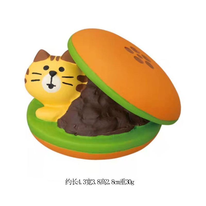 日本式の猫のイチゴのケーキのザカは食事をして桜のinsを遊びます。|undefined