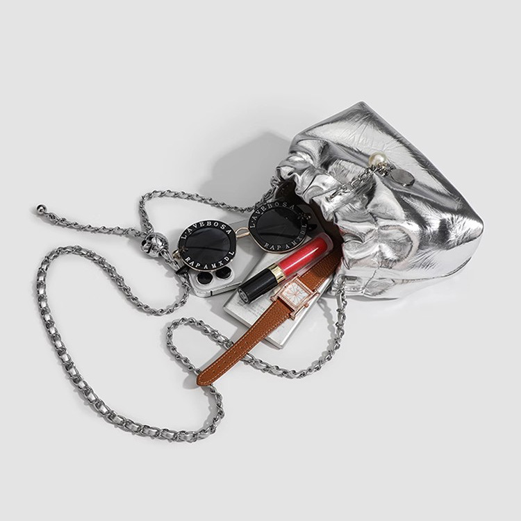 2025 nuevo bolso de cubo de nube plisado de alta gama, bolso de mensajero de un solo hombro de moda de cadena de todo fósforo de lujo ligero de nicho