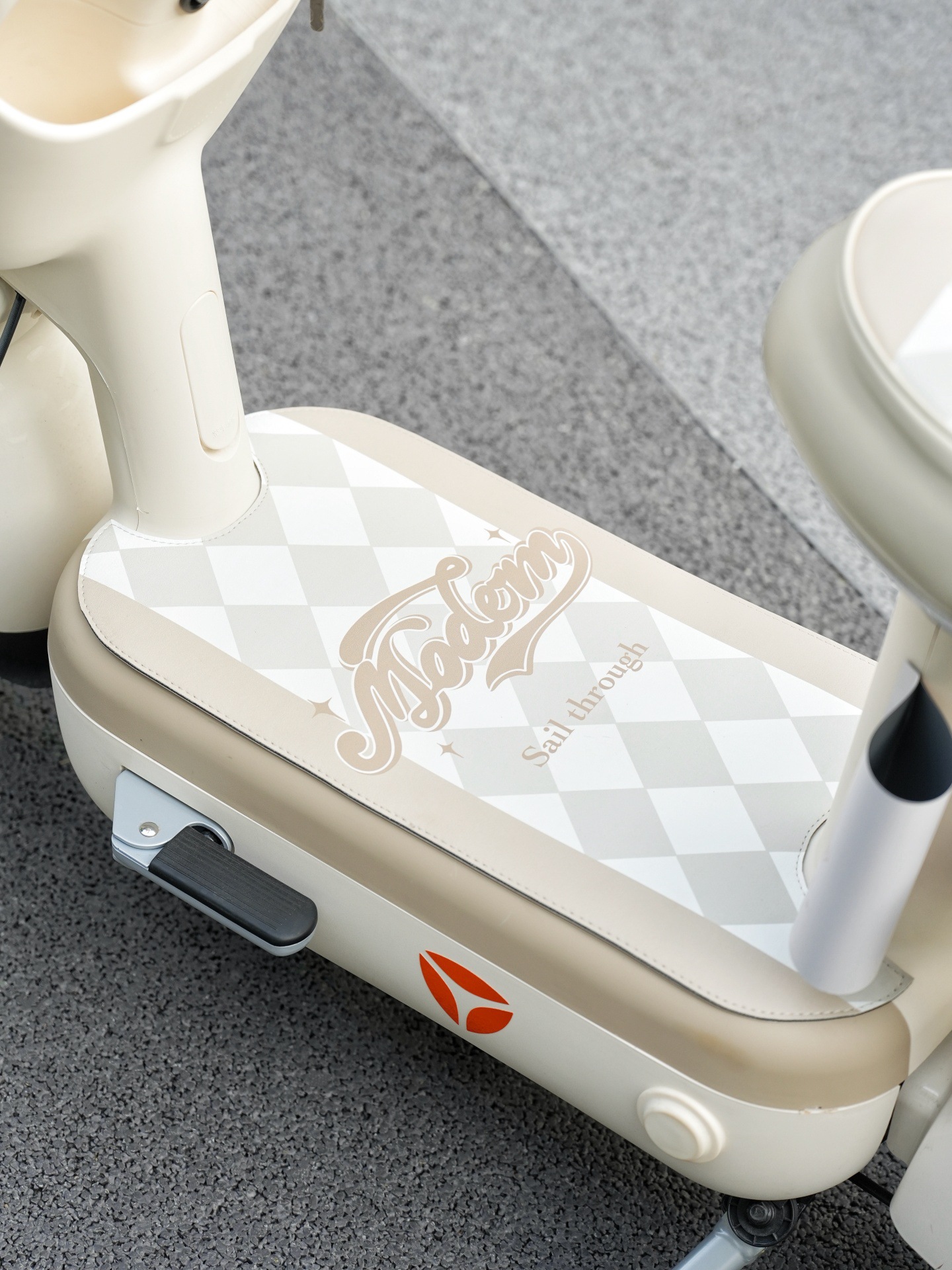 Suitable for Yadi Modern Rhine 80 Foot Pads Electric Vehicle Waterproof Anti-Slip and Dirt-Resistant Leather Foot Pads Retro Seat Cushion Cover