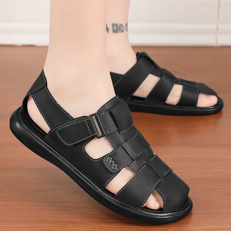 Zapatos de hombre de verano 2025 nueva moda al aire libre de tamaño grande velcro cabeza de pan de cuero de arena plana sandalias casuales de playa