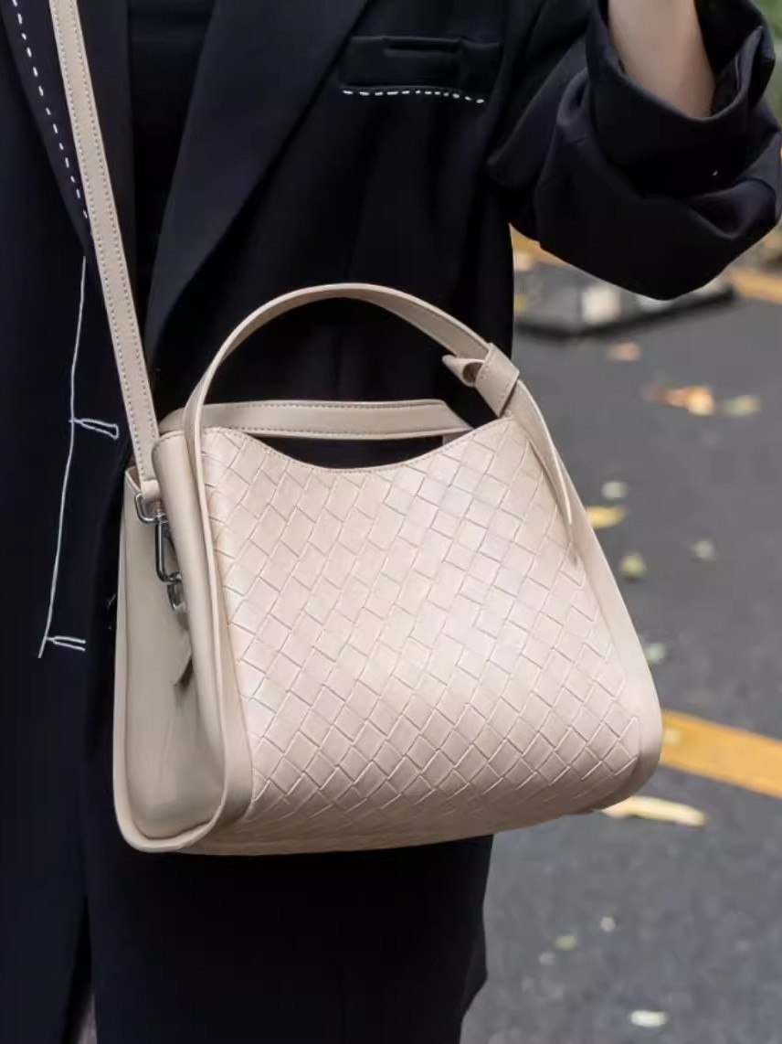 Alta sensación de moda de cuero suave bajo la axila bolso tote para mujeres 2025 verano nuevo gran capacidad versátil bolso de hombro