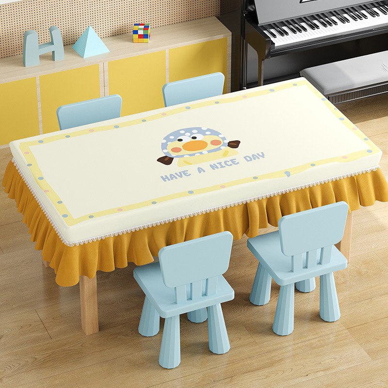 모자를 쓴 작은 노란 오리