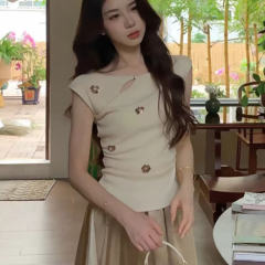 フレンチピュアディザイア不規則な小さなフライングスリーブ半袖Tシャツ女性用夏デザインニッチユニークで美しいウエストトップ