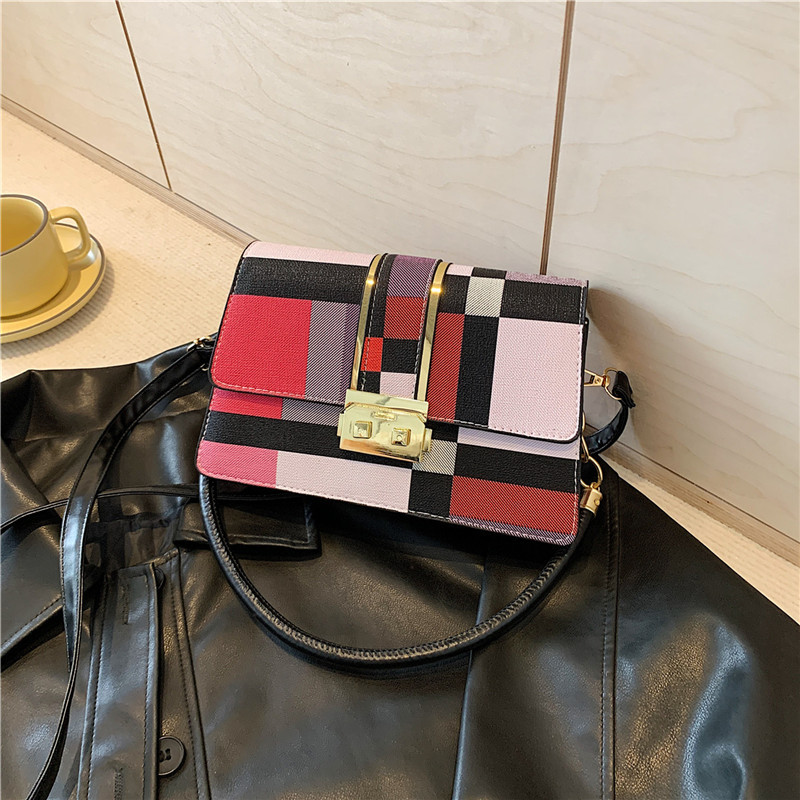 2024 verano nuevo bolso de moda de moda de mujer nariz de cerdo bolso de bloqueo de un hombro bolso inferior inclinado bolso de color de personalidad bolso pequeño