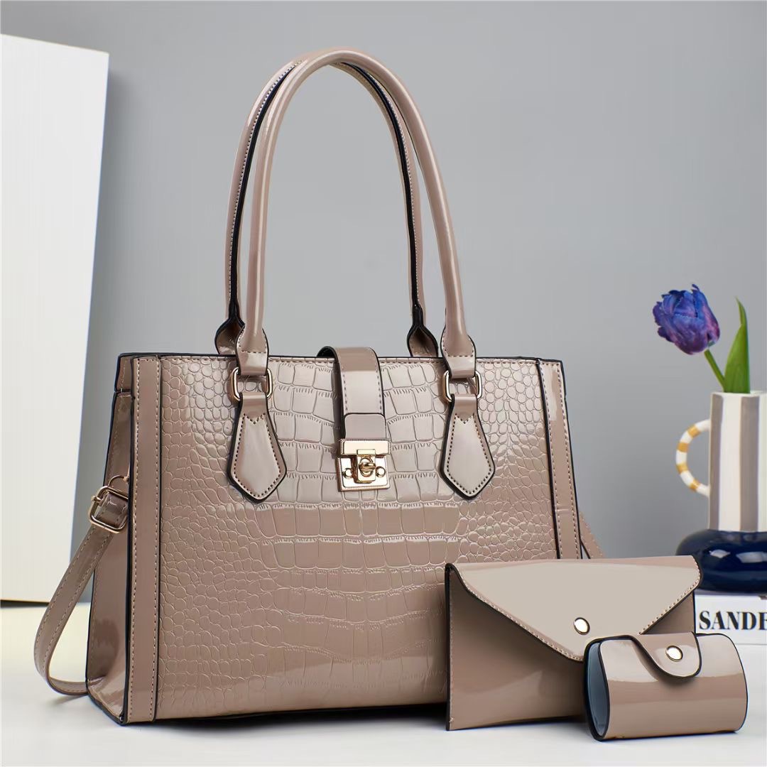 El nuevo conjunto de cuero brillante de tres piezas, con patrón de cocodrilo empalmado, tiene un bolso de mujer de gran capacidad, de un solo hombro y de paso cruzado, de calidad comercio extranjero