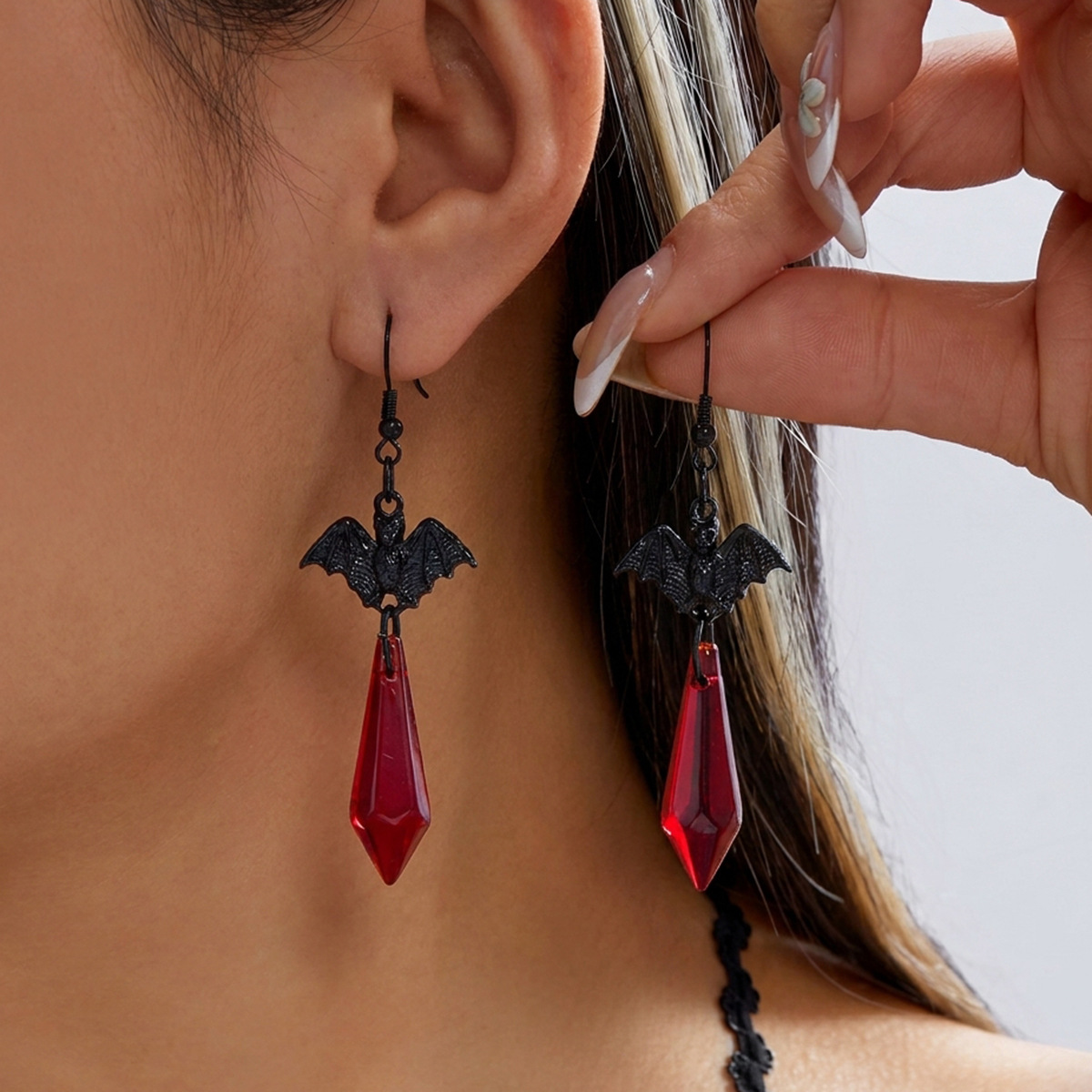 Aretes de Halloween series de diseño gótico oscuro color de choque murciélago colgante de cristal orejas nicho femenino retro