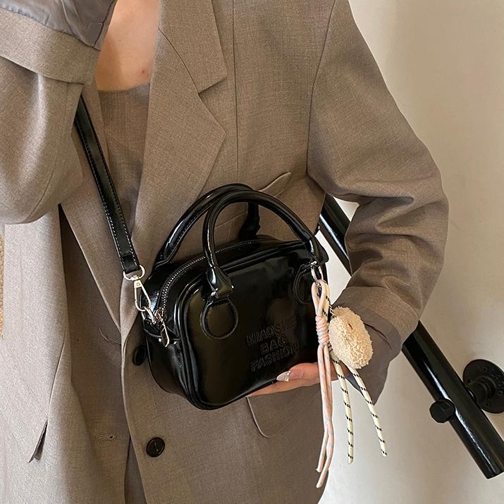 Tendencia nicho bolso de bolos de mano para mujeres 2025 nuevo estilo extranjero bolso de hombro universal bolso de moda de alta calidad