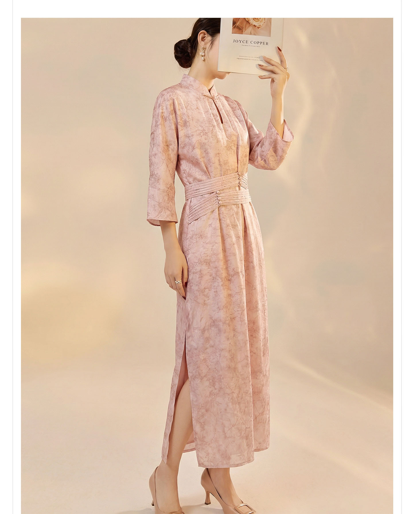 Đầm maxi nữ thắt eo thiết kế jacquard họa tiết hoa văn cổ điển, tay ngắn, cổ đứng — màu hồng chi tiết 14