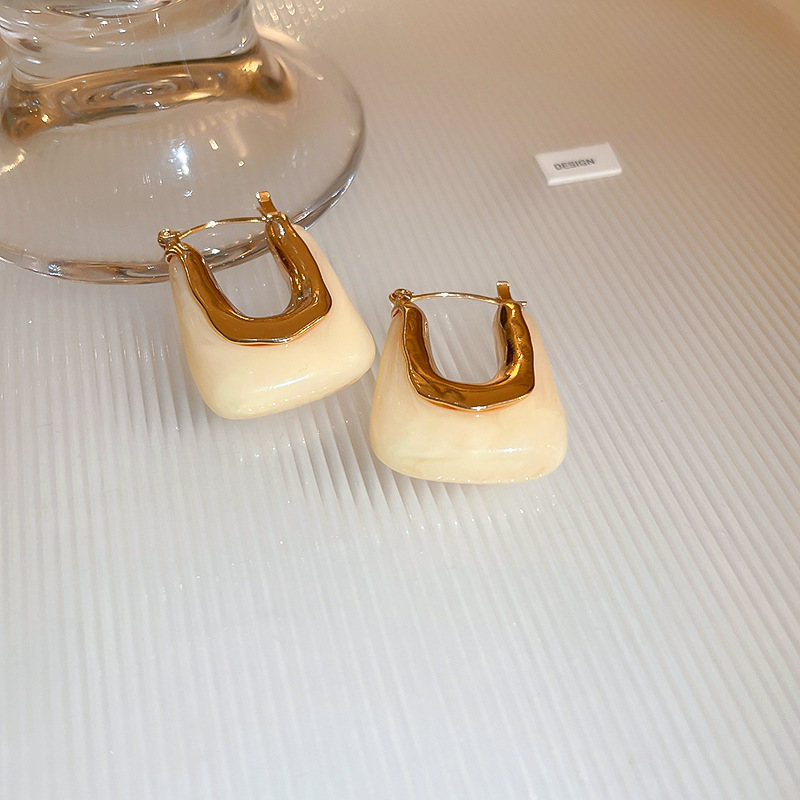 レトロなキャンディー色の樹脂の幾何学的な耳のイヤリング欧米のファッションの小さい大衆のシンプルな気質のネットの赤い高級な耳飾りの女性|undefined