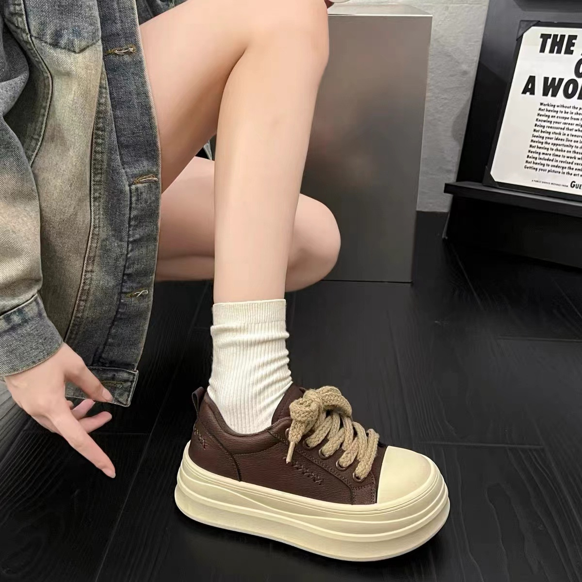 Yang mi tiene el mismo zapato de placa de suela gruesa para mujeres en el otoño de 2026, el nuevo modelo explosivo se mantiene caliente y retro, y las zapatillas deportivas de ocio para mujeres.