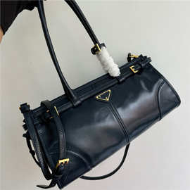 P拉达女士金属徽标小号油蜡牛皮单肩斜挎包手提托特包图片实拍