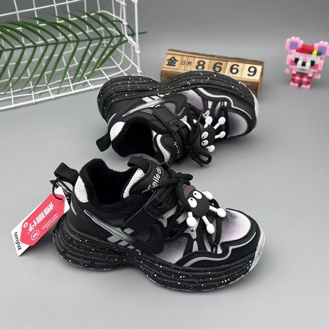 童鞋儿童秋冬款皮面防水加绒保暖魔术贴卡通挂件超轻底运动老爹鞋