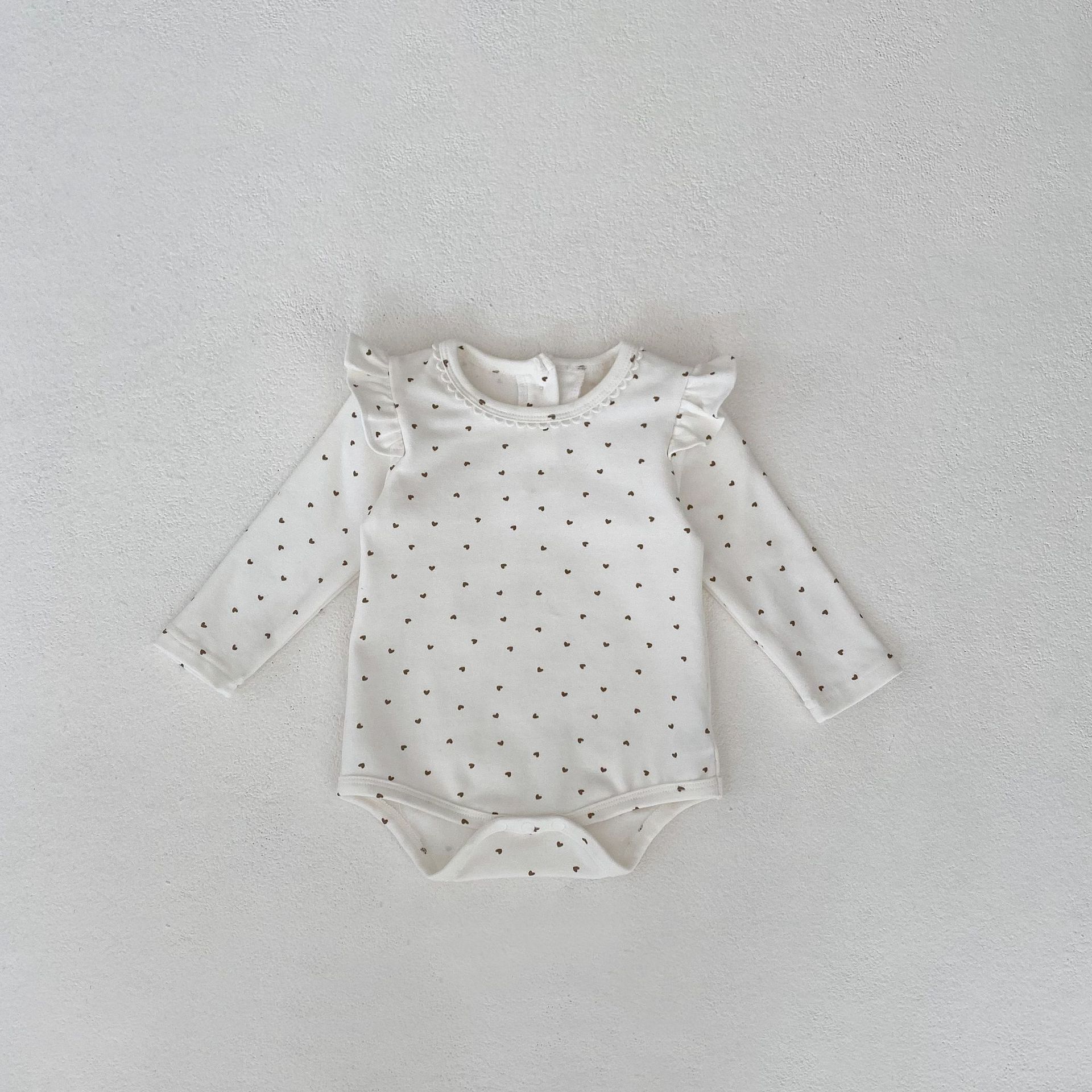 2024 Frühling 0-3 Jahre alte weibliche Baby gedruckt kleine fliegende lange Ärmel Ha Taschen Hintern Overall Crawler Kleidung_voghion.com