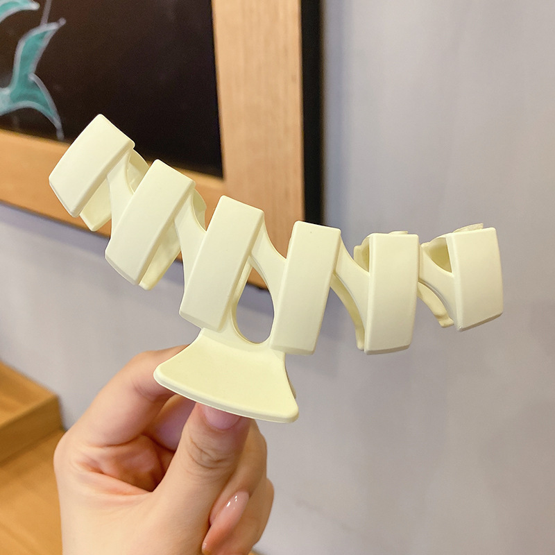 Otoño y invierno simple café de leche tiburón clip de cabello más agarrar clip de alta sensación detrás de la cabeza cabello adorno de cabello coreano agarrar cabello universal