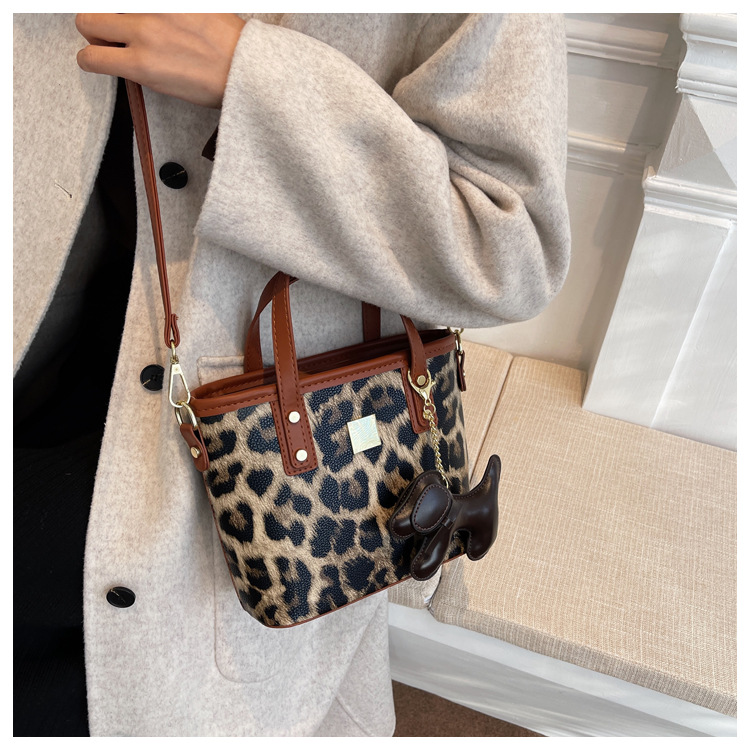 Autumn And Winter New Trendy Temperament Leopard Print Single Shoulder Handbag Messenger Bag display picture 8