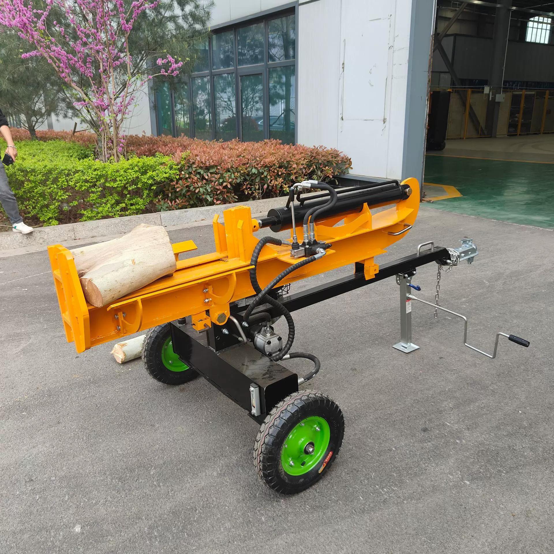 厂家供应销售农用铡式劈木机 体积小效率高牵引式可移动劈木机