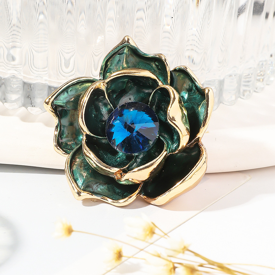 Broche en émail luxueux bleu paon ornée de pierres précieuses et de camélias, idéale pour les vêtements féminins._voghion.com