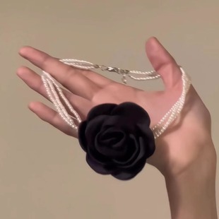 Retro Hong Kong style high-grade black three-dimensional rose pearl choker exaggerated flower design French temperament clavicle chain