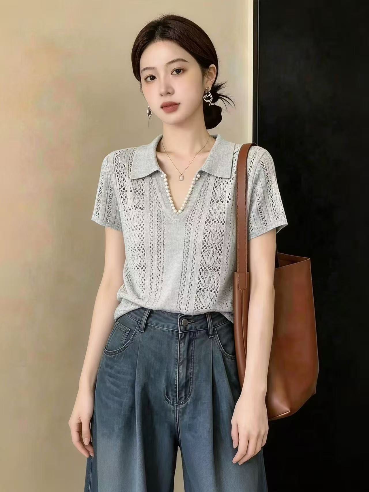 Áo thun nữ cổ V ngắn tay chất liệu len lạnh dệt kim họa tiết xuyên thấu — màu xám