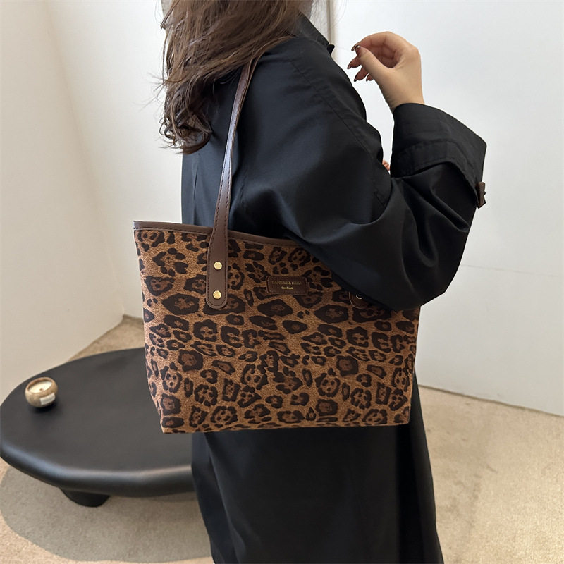 Bolsa de gran capacidad de leopardo para mujeres otoño y invierno 2024 nuevo tipo de bolso de hombro de moda extranjera versátil bolso de viaje retro