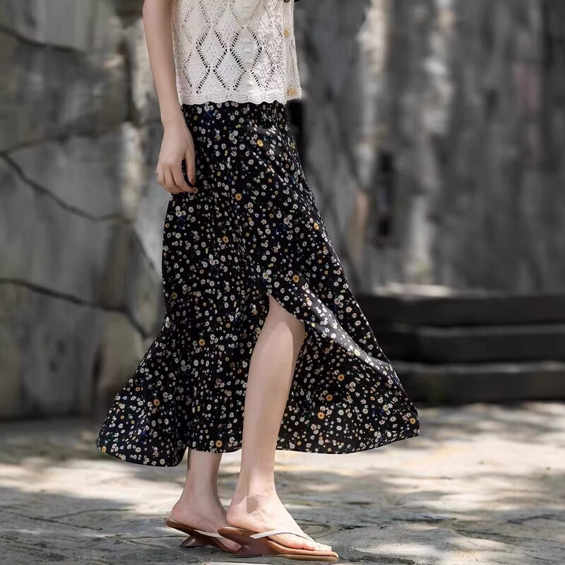 2026 Summer Style, Exquisitely Designed, Side Slit, Small Chrysanthemum Print, 03 Silk Crepe De Chine Skirt, Retro Style Long Skirt 2026 Summer Style, Exquisitely Designed, Side Slit, Small Chrysanthemum Print, 03 Silk Crepe De Chine Skirt, Retro Style Long Skirt