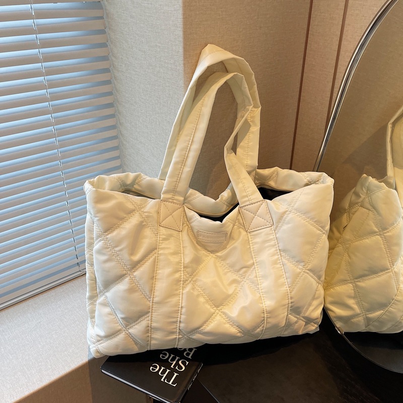 Bolsa universal Lingerie Tote 2024, otoño y invierno, nuevo estilo, bolsas de mano, bolsas de compras de moda de gran capacidad para mujeres.