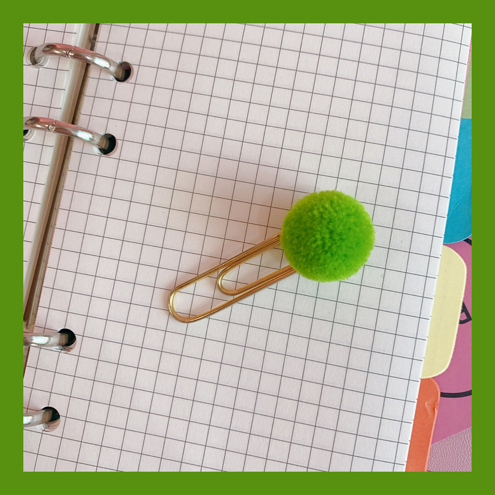5#Clips de papel con pompón verde