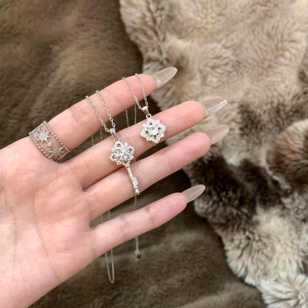"Key of a Thousand Flowers" Dazzling Four-Leaf Flower Micro-Inlaid Zircon Key Pendant Necklace, Exquisite and Luxurious High-End Clavicle Chain