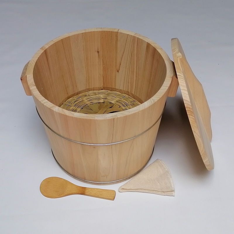 Wooden steamer for home use, made of cedar wood, for steaming sticky rice, with a double-layered bamboo bottom and steaming rack, available in various sizes for restaurants