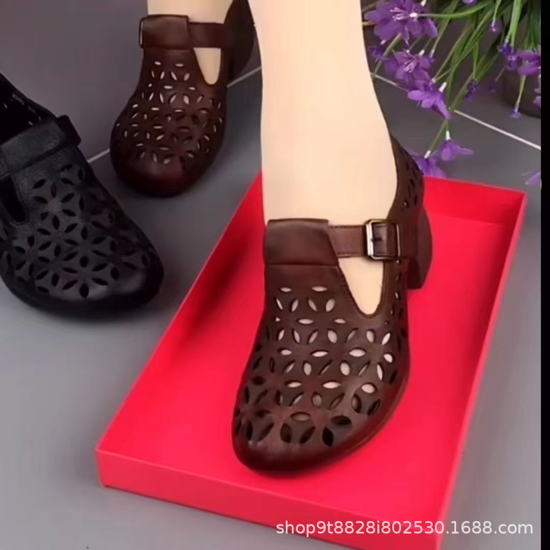 Sandalias de cuero ultra suave para mujeres 2026 verano nuevo hueco agujero respirable zapatos de tacones gruesos de mediana edad zapatos de madre ultra suaves